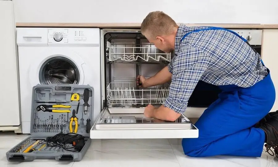 Adapazarı Sigma servisi teknisyen ekibi beyaz eşya tamiri yaparken